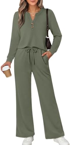 A notched V-neck top and wide-leg pants cut from airy four-way stretch spacer knit in a rich green shade.