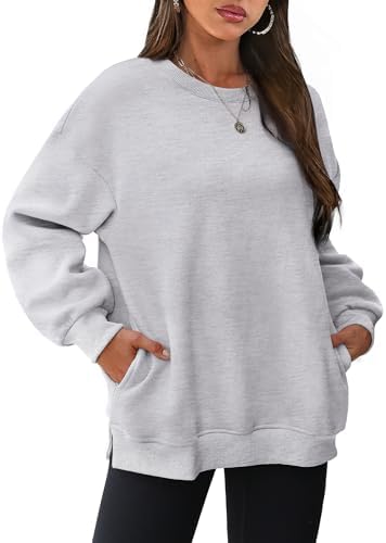 Heathered grey cotton fleece meets side slits and discreet seam pockets in this easy crewneck cut for cool evenings.