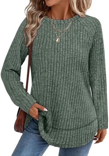 A curved high-low hem and side slits give this green long sleeve tunic an easy drape over leggings.