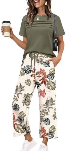 Light spacer knit and a leafy green pattern turn this two-piece travel set into a breezy match for airport days and boardwalk strolls.