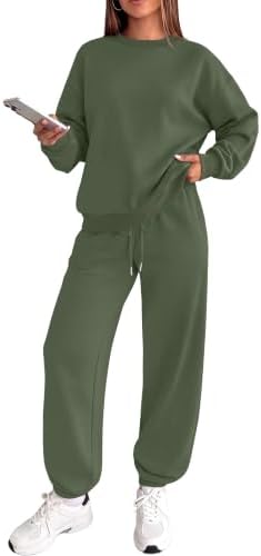 A rich green two-piece set pairs an oversized crew sweatshirt with relaxed joggers in a soft polyester and cotton knit.