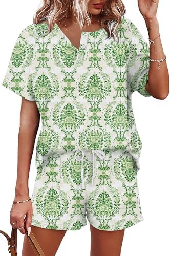 Printed in a lush green floral, this breezy two-piece set pairs a button-front henley top with pocketed drawstring shorts.