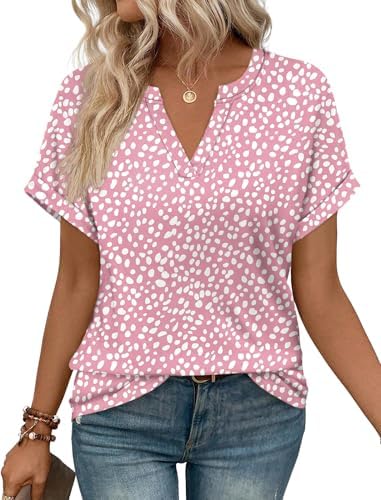 A cheerful pink base dotted with small spots brings a playful feel to this loose V-neck summer top with rolled cuffs.