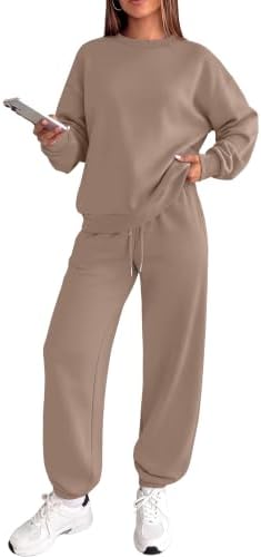 Spun in an earthy khaki tone, this matching fleece crewneck and jogger duo keeps travel days light and easy.