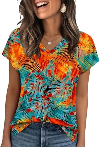 Tropical foliage on a clean ground turns this split-hem tee into an easy companion for denim shorts and beach afternoons.