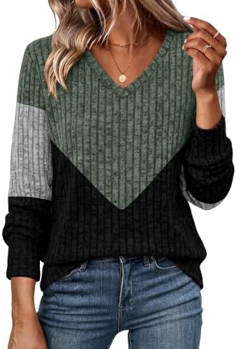 Deep green meets solid black across this lightweight ribbed tunic, cut with a relaxed V-neck and plenty of length for leggings.