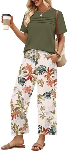 Cool botanical patterns cover these cropped wide-leg pants paired with a soft pleated top for warm-weather packing.